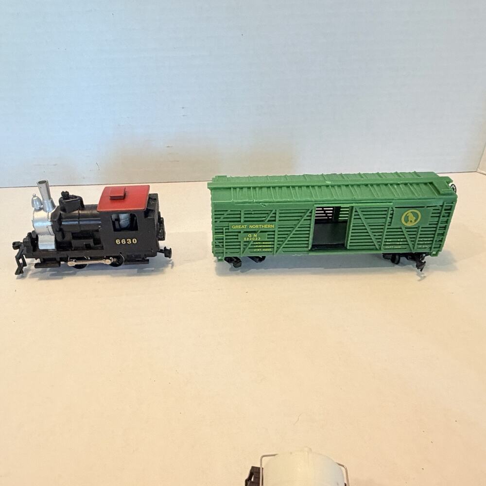 Vintage HO SCALE SET OF 9 LOOSE ROLLING STOCK Car, Tankers Etc - Picture 3 of 11